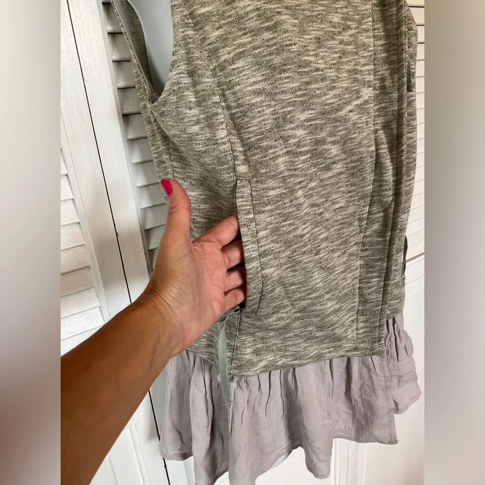Oddy Boutique Sleeveless Zip Up Sweatshirt Vest Small Gray NWT